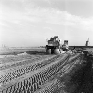 Grondwerkzaamheden, graven, bulldozers, zand, Bestanddeelnr 169-1228