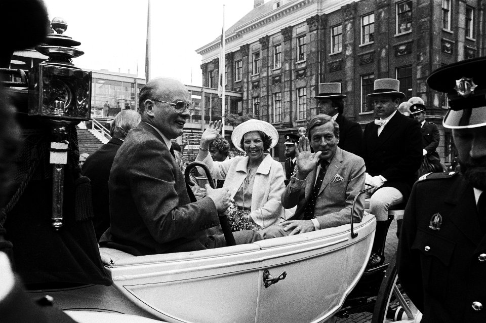 Groningen is de eerste provincie die koningin Beatrix en prins Claus na de inhul, Bestanddeelnr 930-8755