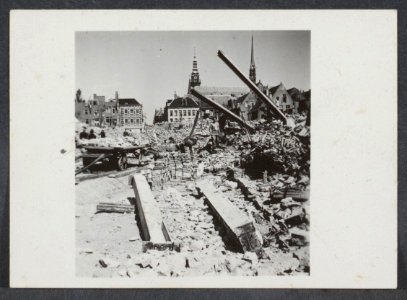 Groningen 1945 (serie HL). De verwoeste noordwand van de Grote Markt . Arbeiders, Bestanddeelnr 31001 048