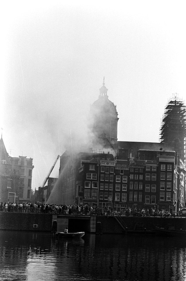 Grote brand aan de Prins Hendrikkade 59-65, Zeedijk 9-13 en Oude Zijdskolk 26 te, Bestanddeelnr 926-5238
