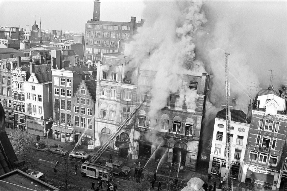Grote brand in Hotel Polen in Amsterdam overzicht tijdens de brand, Bestanddeelnr 929-1687