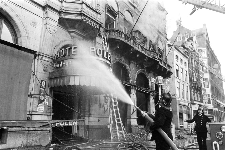 Grote brand in Hotel Polen in Amsterdam blussingswerkzaamheden, Bestanddeelnr 929-1688