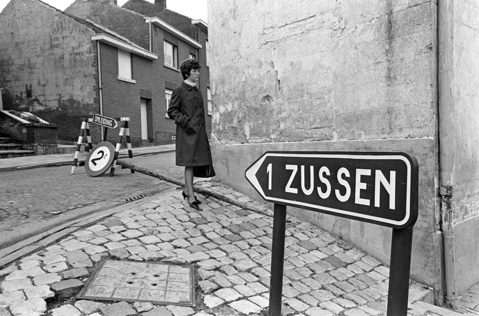 Grondverschuivingen in Belgische gemeente Zichen-Zussen-Bolder, vrouw doet boods, Bestanddeelnr 919-0021