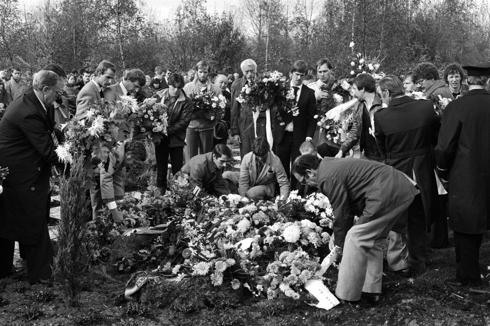 Grote belangstelling bij het graf van Jan Scholts, Bestanddeelnr 931-7553