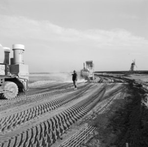 Grondwerkzaamheden, bulldozers, zand, machines, Bestanddeelnr 169-1244