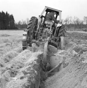 Grondbewerking, machines, werktuigen, Ploegen, Tractors, Bestanddeelnr 253-4739