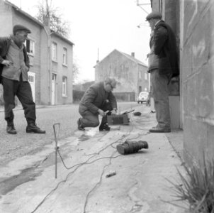 Grondverschuivingen in Belgische gemeente Zichen-Zussen-Bolder, ingenieur doet m, Bestanddeelnr 918-9998