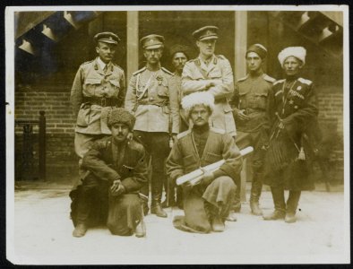 Group Russian party from Russian Force in Persia. In rear Cossack. Middle row , Bestanddeelnr 158-1492
