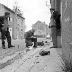 Grondverschuivingen in Belgische gemeente Zichen-Zussen-Bolder, ingenieur doet m, Bestanddeelnr 919-0005