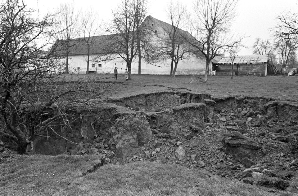 Grondverschuivingen in Belgische gemeente Zichen-Zussen-Bolder, champignon-kweke, Bestanddeelnr 919-0028