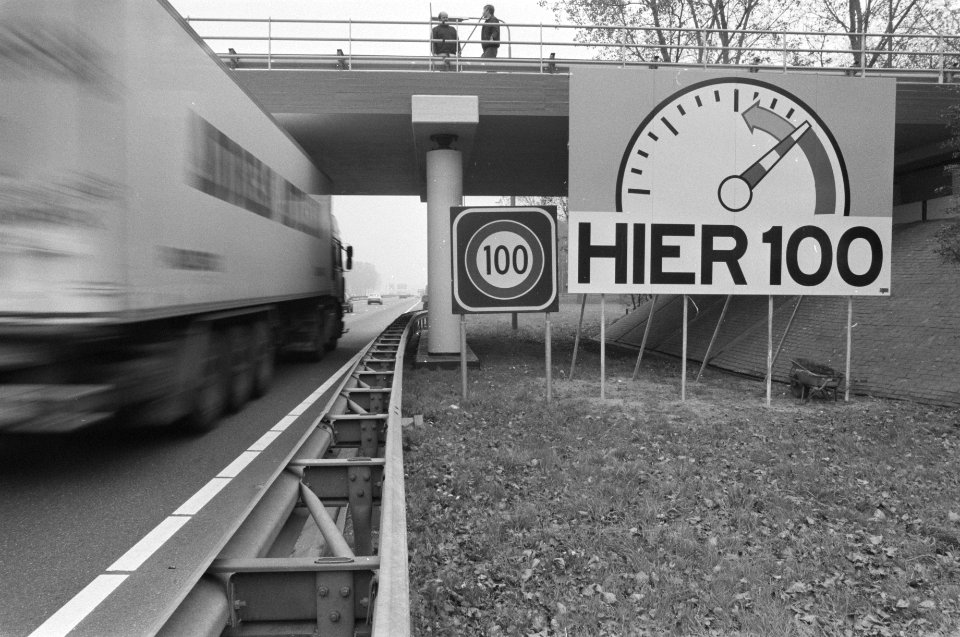 Grote borden met Hier 100 langs snelwegen in kader van nieuwe snelheidsactie, Bestanddeelnr 934-3453