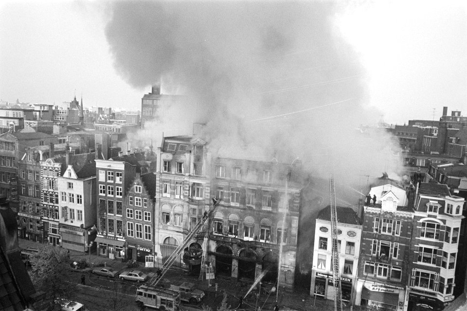 Grote brand in Hotel Polen in Amsterdam blussingswerkzaamheden en overzichten, Bestanddeelnr 929-1694