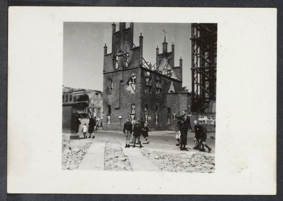 Groningen 1945 (serie HL). De uitgebrande Hoofdwacht aan de oostzijde van de Gro, Bestanddeelnr 31001 052