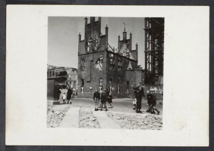 Groningen 1945 (serie HL). De uitgebrande Hoofdwacht aan de oostzijde van de Gro, Bestanddeelnr 31001 052
