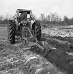Grondbewerking, landbouwmachines, werktuigen, arbeiders, Ploegen, Tractors, Bestanddeelnr 253-4731