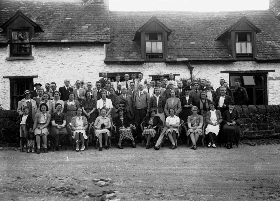 Group of people outside Builth Wells golf club (1293505)