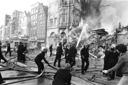 Grote brand in Hotel Polen in Amsterdam blussingswerkzaamheden, Bestanddeelnr 929-1689
