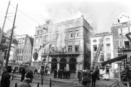 Grote brand in Hotel Polen in Amsterdam bluswerkzaamheden en overzichten, Bestanddeelnr 929-1697