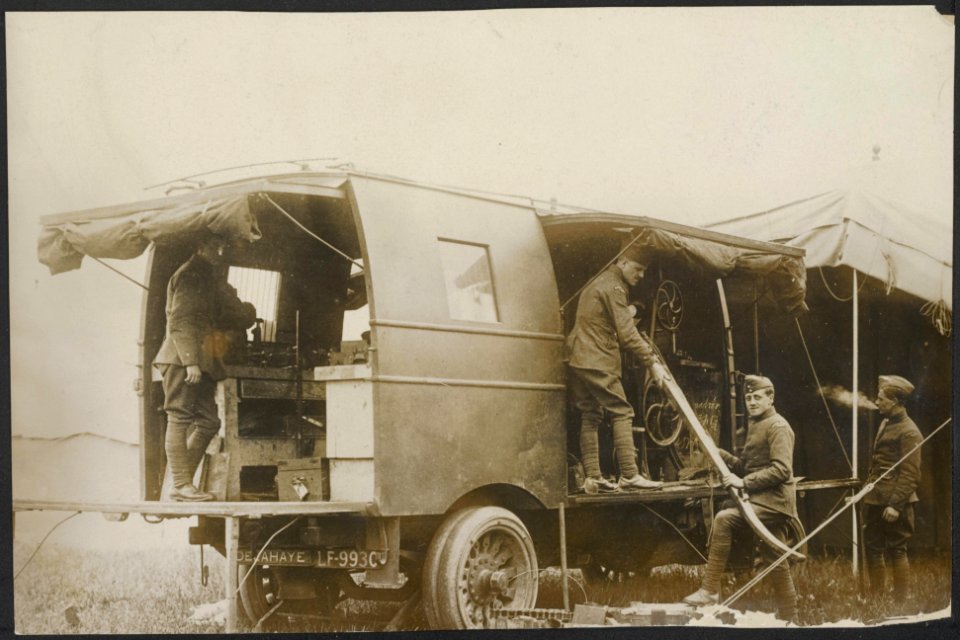 Groundcrew van een Britse luchtmachteenheid bij een mobiele werkplaats op een D…, Bestanddeelnr 158-2225