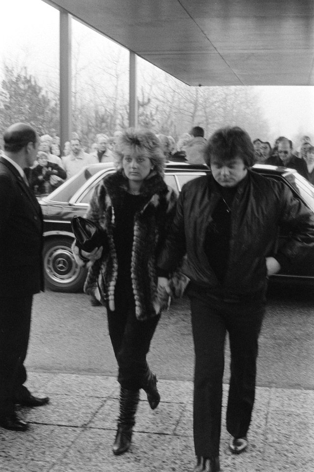 Grote belangstelling bij de crematie van Willy Alberti André Hazes met zijn ech, Bestanddeelnr 933-2442
