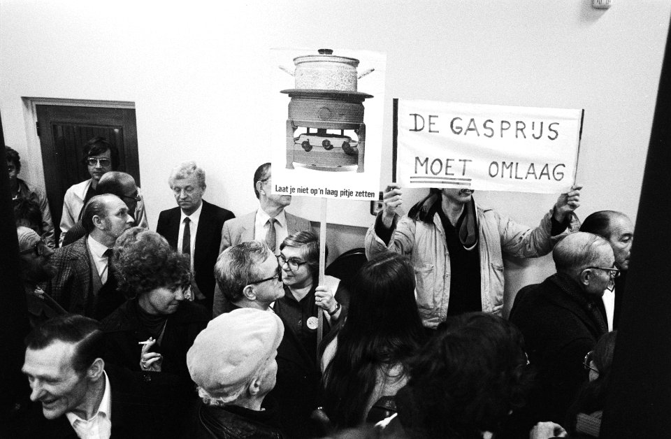Grote belangstelling bij de ingang, Bestanddeelnr 932-4237