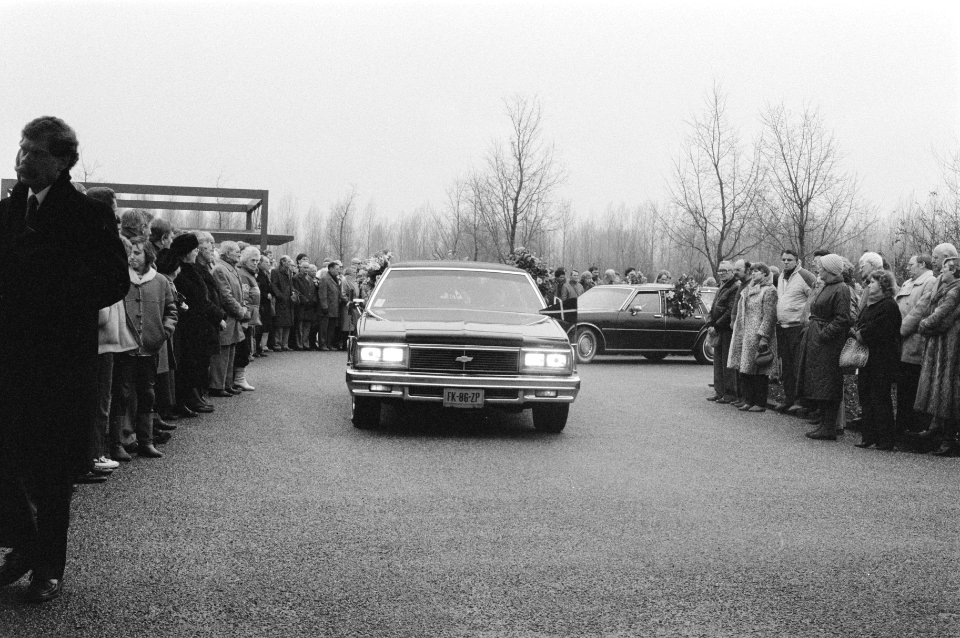 Grote belangstelling crematie Willy Alberti auto rijdt tussen haag van mensen , Bestanddeelnr 933-2443
