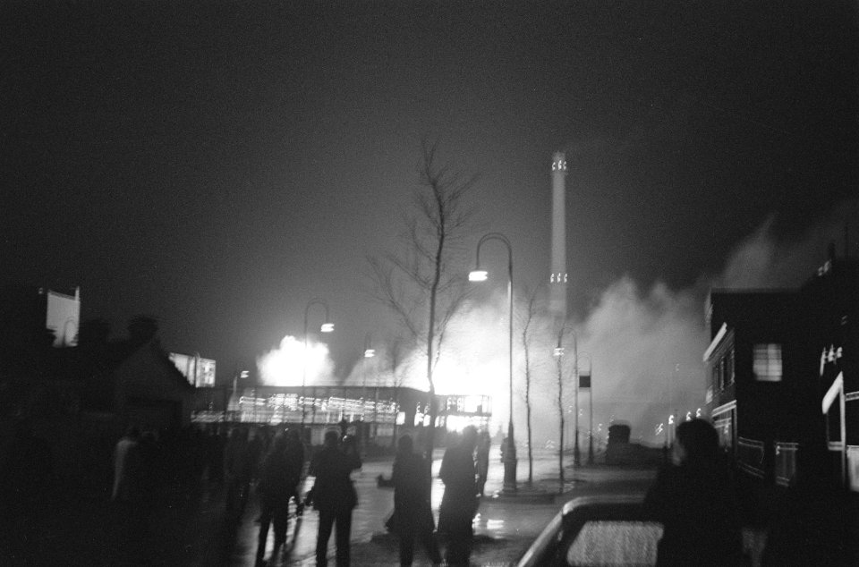 Grote brand bij Aga-Electrozuur N.V. in Amsterdam Noord de brand, Bestanddeelnr 922-0577
