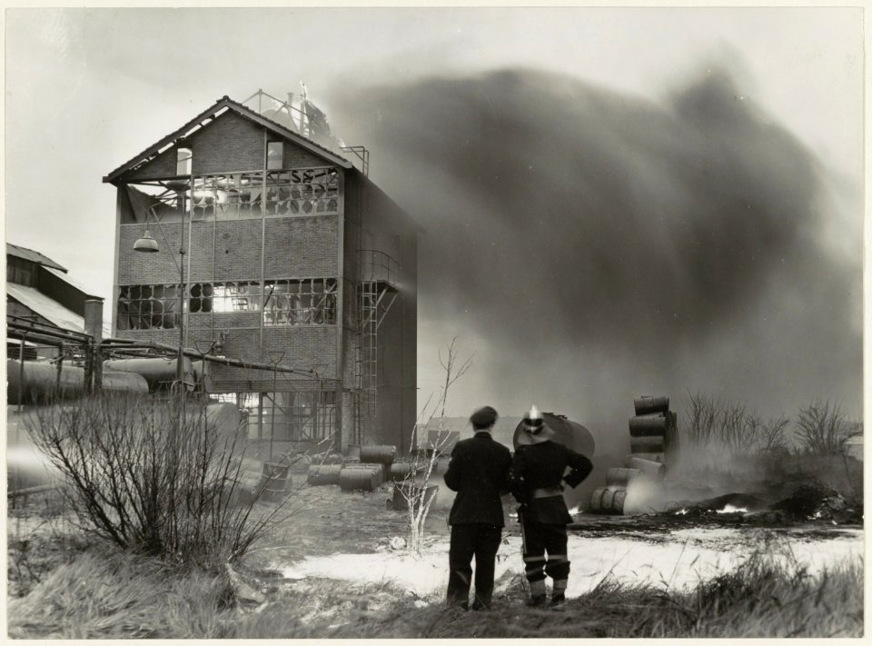Grote brand door een ontploffing bij de chemische fabriek Rits waarbij twee doden vielen. NL-HlmNHA 54010476
