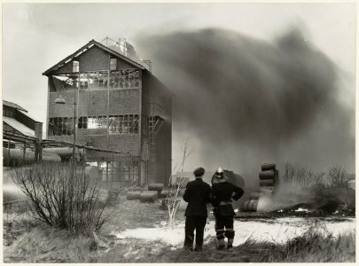 Grote brand door een ontploffing bij de chemische fabriek Rits waarbij twee doden vielen. NL-HlmNHA 54010476