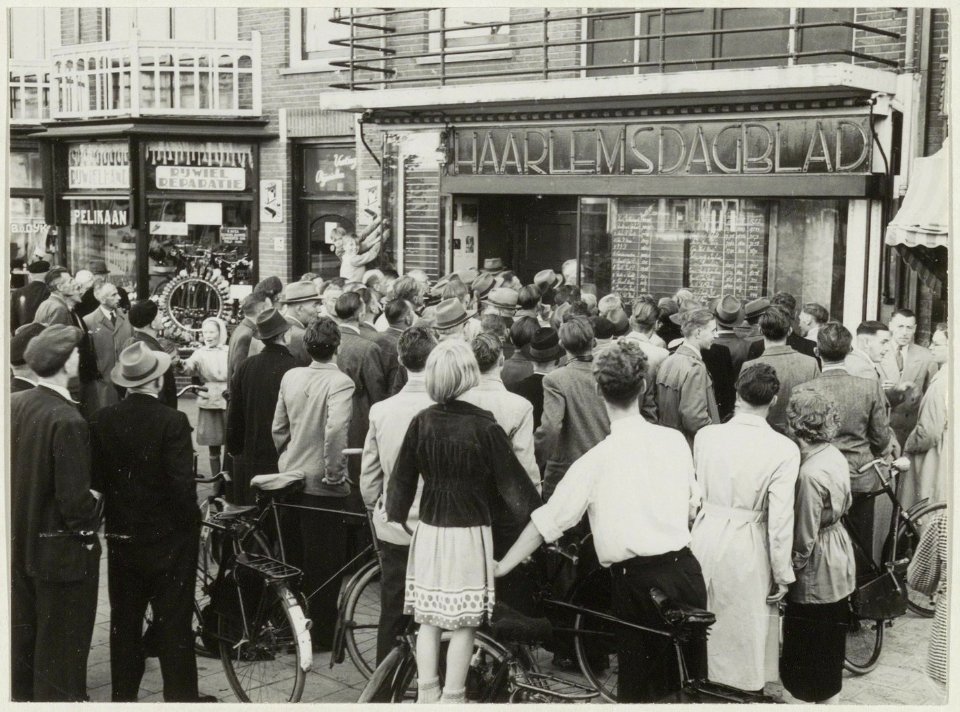 Grote belangstelling voor nieuws in de etalage voor het bijkantoor van het Haarlems Dagblad aan het Soendaplein 35-37, NL-HlmNHA 54010568
