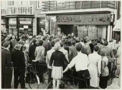 Grote belangstelling voor nieuws in de etalage voor het bijkantoor van het Haarlems Dagblad aan het Soendaplein 35-37, NL-HlmNHA 54010568