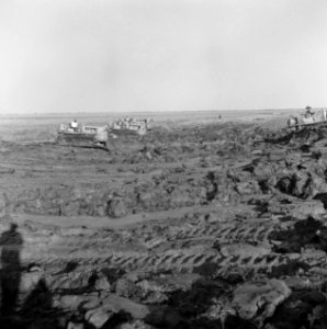 Grondbewerking, werktuigen, arbeiders, Bestanddeelnr 250-8382