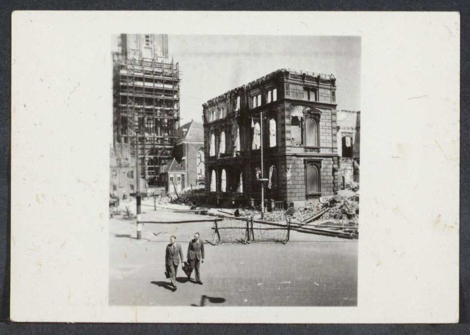 Groningen 1945 (serie HL).De verwoeste oostwand van de Grote Markt met de ruine , Bestanddeelnr 31001 054