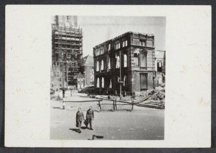 Groningen 1945 (serie HL).De verwoeste oostwand van de Grote Markt met de ruine , Bestanddeelnr 31001 054