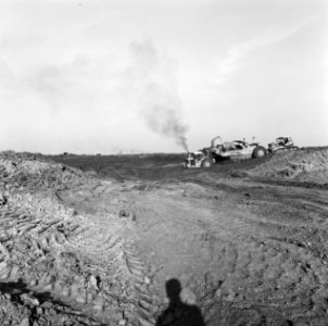 Grondwerkzaamheden, bulldozers, graven, Bestanddeelnr 169-1223