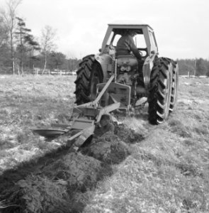 Grondbewerking, landbouwmachines, werktuigen, arbeiders, Ploegen, Tractors, Bestanddeelnr 253-4730