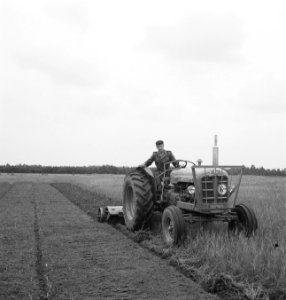Grondbewerking, landbouwmachines, werktuigen, arbeiders, grassen, Tractors, Bestanddeelnr 253-4227 photo