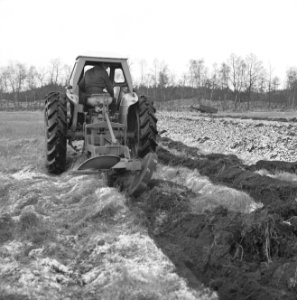 Grondbewerking, landbouwmachines, werktuigen, arbeiders, Ploegen, Tractors, Bestanddeelnr 253-4732