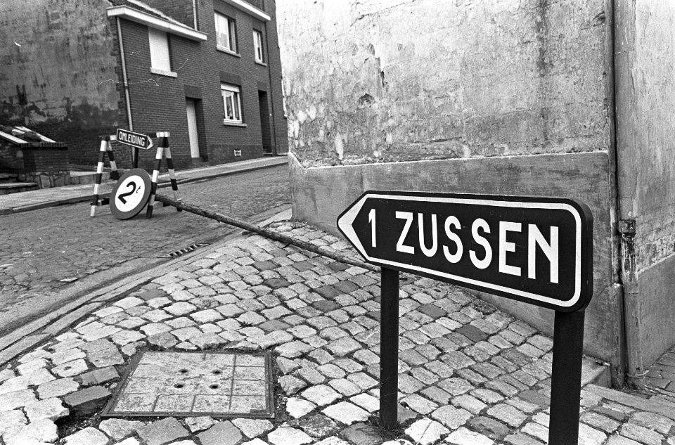 Grondverschuivingen in Belgische gemeente Zichen-Zussen-Bolder, bord Omleiding, , Bestanddeelnr 919-0030