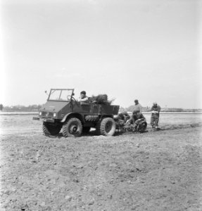 Grondbewerking, machines, werktuigen, auto's, arbeiders, Bestanddeelnr 251-9669