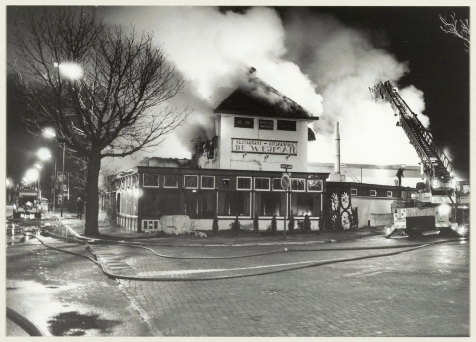 Grote brand in café restaurant De Weijman aan de Hoofdstraat, hoek Wüstelaan ziende naar het zuiden. NL-HlmNHA 54013094