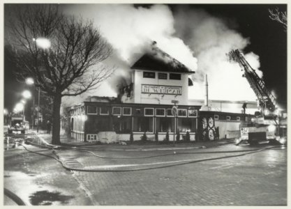 Grote brand in café restaurant De Weijman aan de Hoofdstraat, hoek Wüstelaan ziende naar het zuiden. NL-HlmNHA 54013094