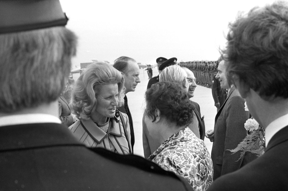 Gromyko vertrekt van Schiphol, mevrouw Schmelzer en mevrouw Gromyko, Bestanddeelnr 925-7253
