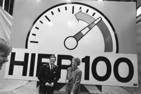 Grote borden met Hier 100 langs snelwegen in kader van nieuwe snelheidsactie , Bestanddeelnr 934-3454