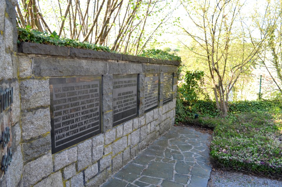 Gronau, Friedhof, Gefallenendenkmal (1)