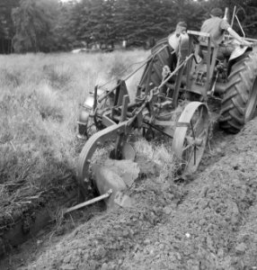 Grondbewerking, arbeiders, landbouwmachines, werktuigen, ploegen, Tractors, Bestanddeelnr 253-4277