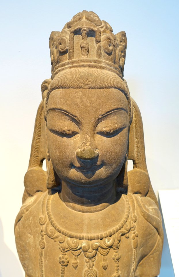 Guanyin bodhisattva, China, Tang dynasty, 618-907 AD, sandstone with traces of pigments, view 2 - Östasiatiska museet, Stockholm - DSC09284