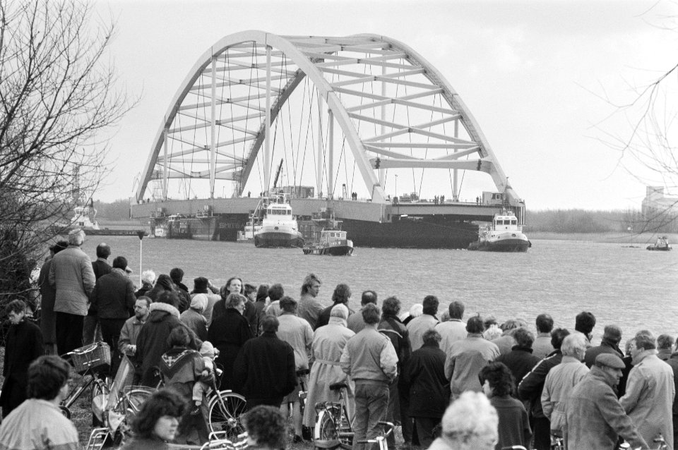 Grote belangstelling bij vertrek in Zwijndrecht, Bestanddeelnr 934-4046