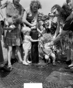 Grote belangstelling van de jeugd voor waterkranen, Bestanddeelnr 907-2828
