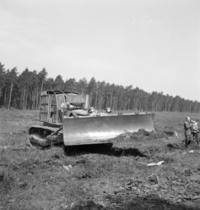Grondbewerking, machines, werktuigen, arbeiders, werkzaamheden, bulldozers, Bestanddeelnr 253-4404
